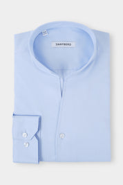 Vue sur fond blanc d'une chemise col indien en coton bleu