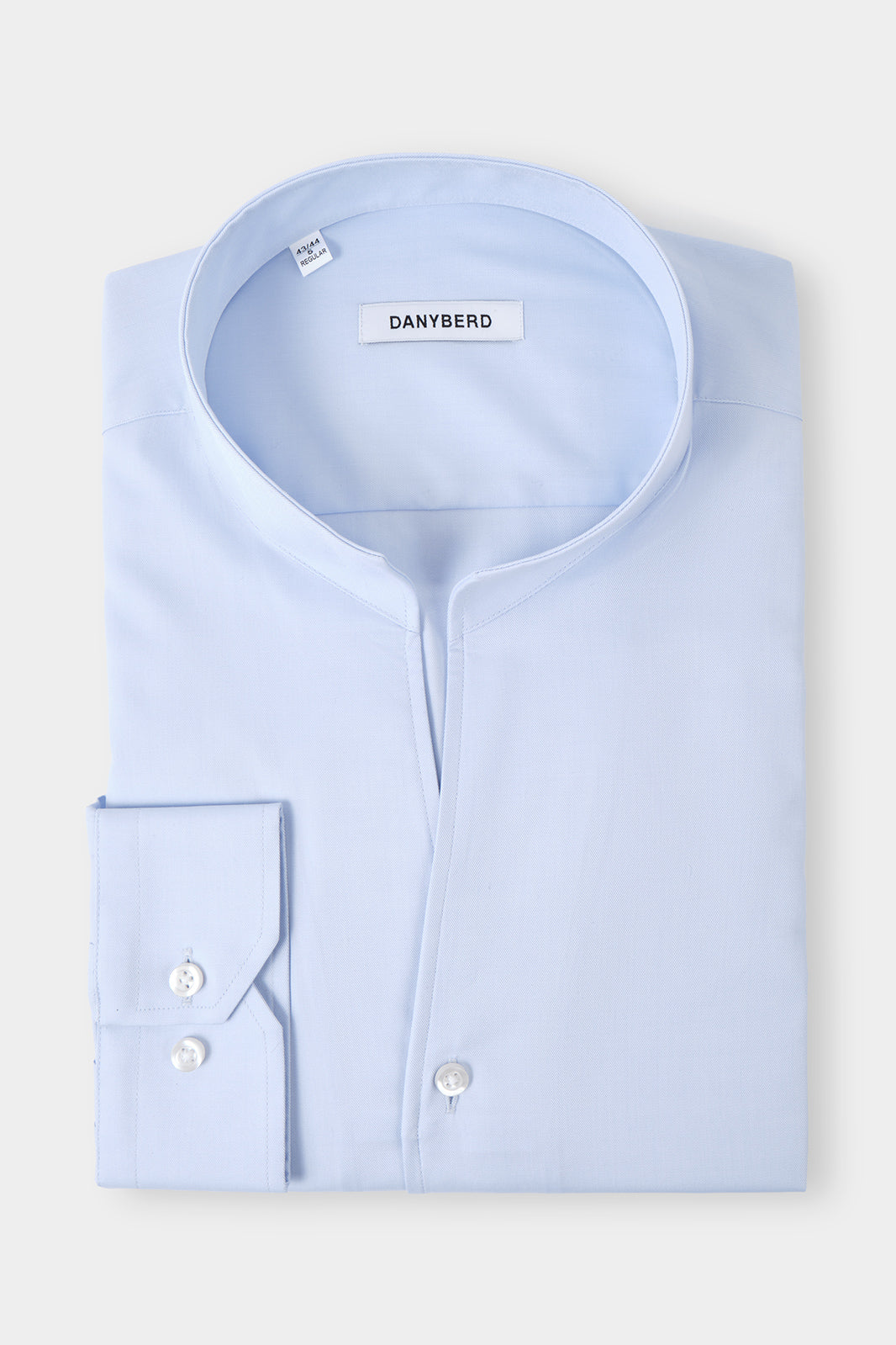 Vue sur fond blanc d'une chemise col indien non cintrée 100% coton en bleu