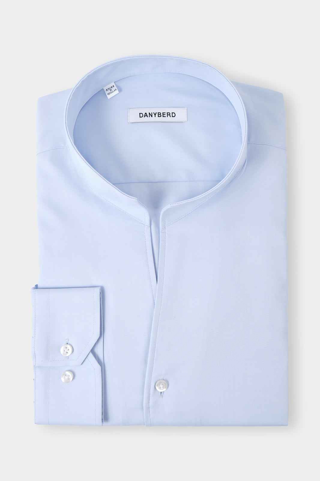 Vue sur fond blanc d'une chemise col indien non cintrée 100% coton en bleu