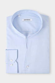 Vue sur fond blanc d'une chemise col indien non cintrée 100% coton en bleu