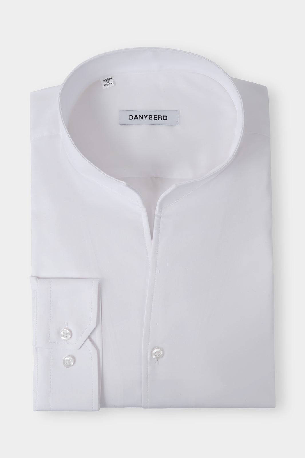 Vue sur fond blanc d'une chemise col indien blanche non-cintrée en 100% coton de chez Albini