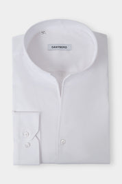 Vue sur fond blanc d'une chemise col indien blanche non-cintrée en 100% coton de chez Albini
