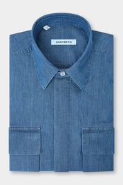 Cette chemise en jeans vous garantit un confort absolu grâce à sa coupe cintrée et son tissu en coton de haute qualité de la maison Monti. Elle est également dotée d'un col souple et de poignets boutonnés, ainsi que de deux grandes poches sur le devant, ajoutant une touche d'originalité à votre tenue.