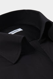 Vue sur fond blanc d'une Chemise en lin col capri - Noir, sur un tissu italien 100% lin de chez Albini.