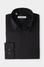 Vue sur fond blanc d'une Chemise en lin col capri - Noir, sur un tissu italien 100% lin de chez Albini.