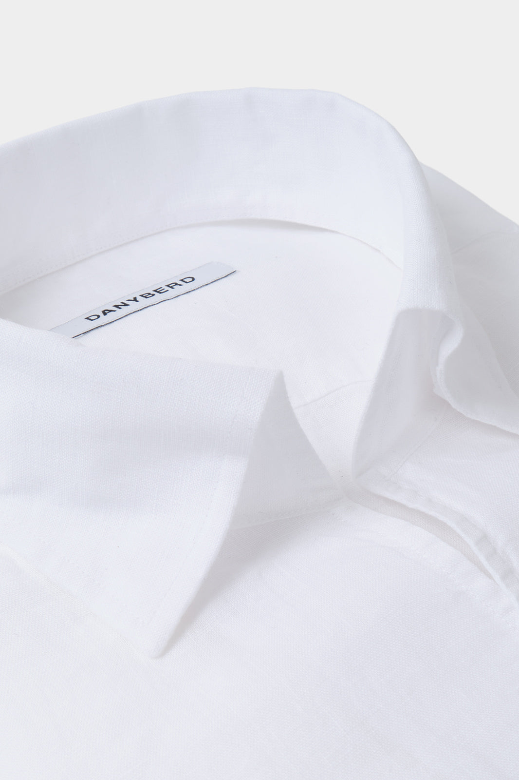 Vue sur fond blanc d'une Chemise en lin col capri - Blanc, sur un tissu italien 100% lin de chez Albini.