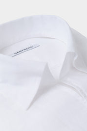 Vue sur fond blanc d'une Chemise en lin col capri - Blanc, sur un tissu italien 100% lin de chez Albini.