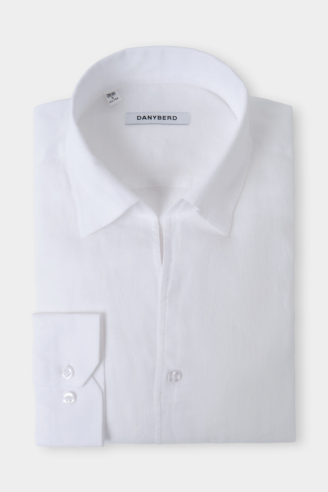Vue sur fond blanc d'une Chemise en lin col capri - Blanc, sur un tissu italien 100% lin de chez Albini.