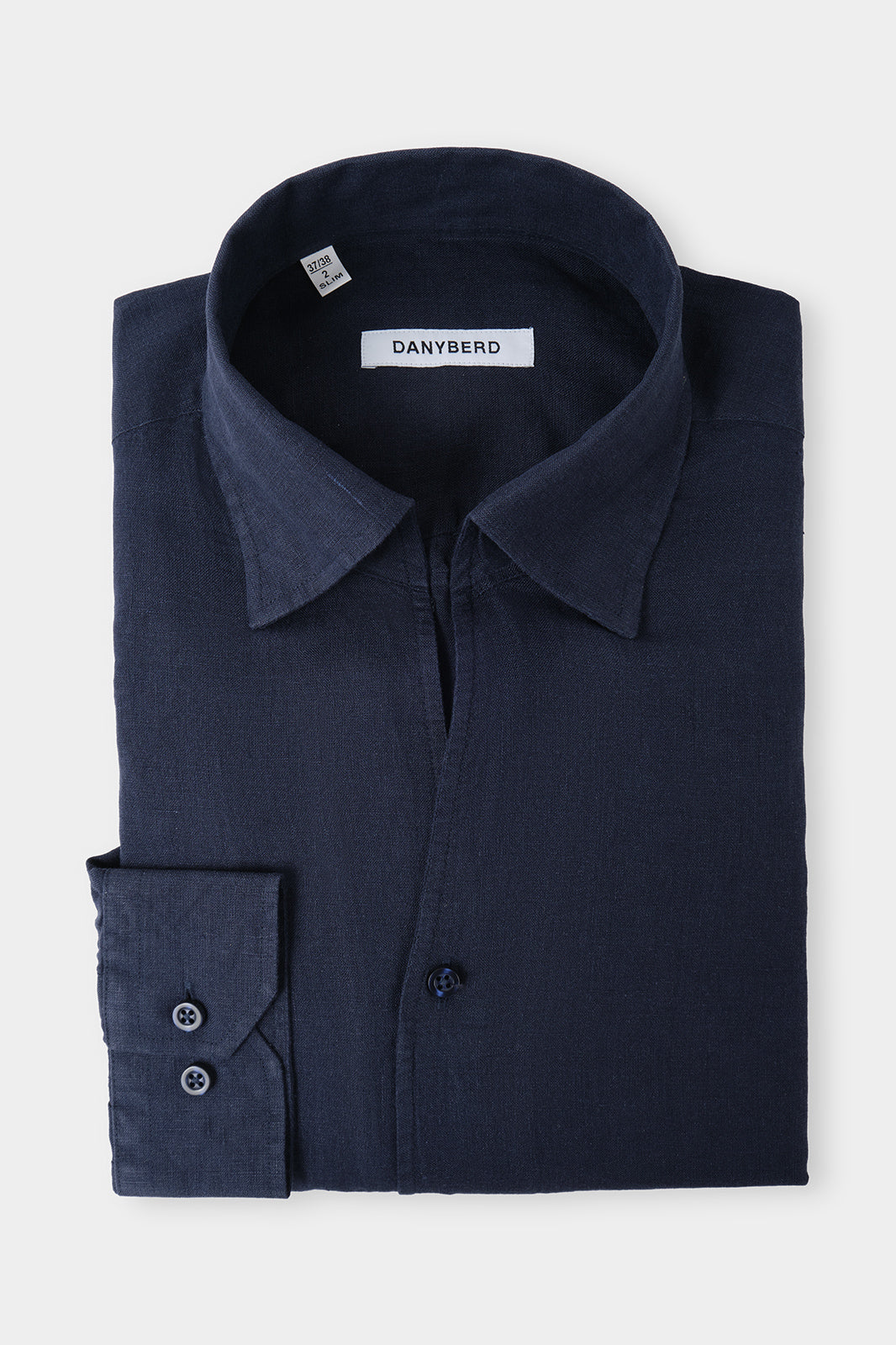 Vue sur fond blanc d'une chemise col capri en 100% lin de chez Albini de coloris marine
