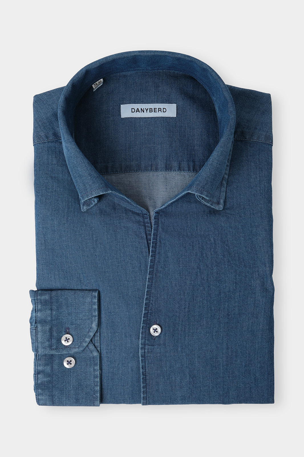 Vue sur fond blanc d'une chemise col indien jean foncé.
