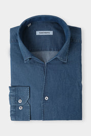 Vue sur fond blanc d'une chemise col indien jean foncé.