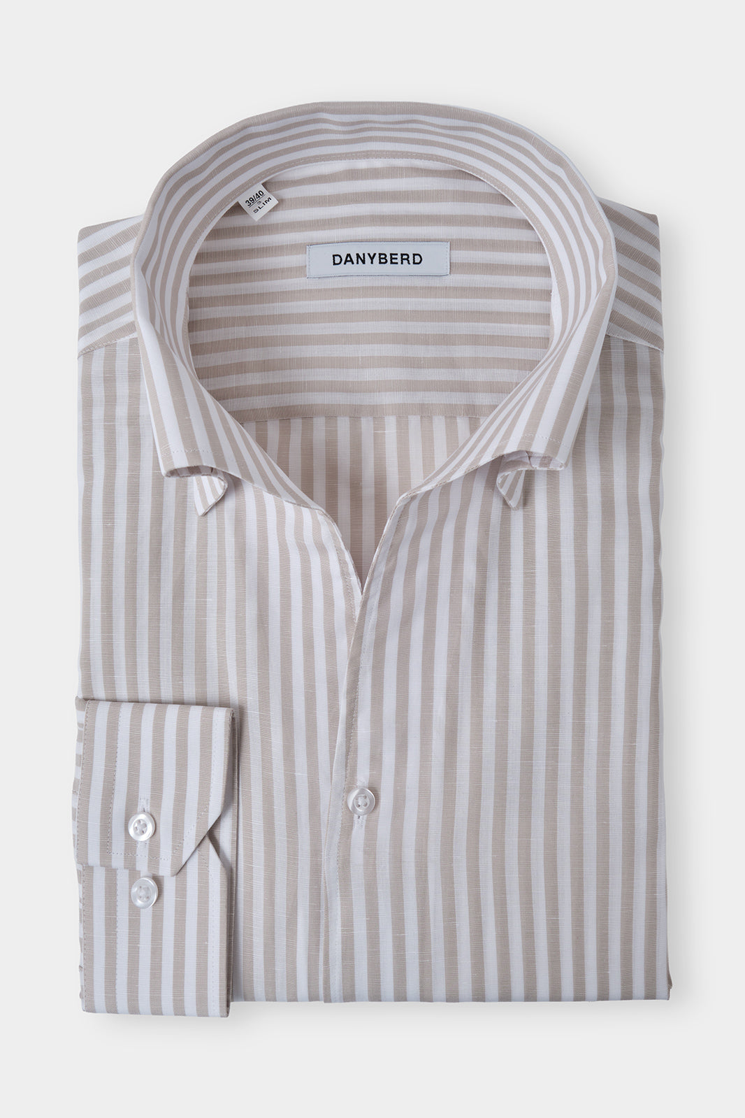 Vue sur fond blanc d'une chemise col capri en coton et lin rayée couleur blanc et beige. Sur des tissus italiens en 66% coton 34% lin de chez Albini.