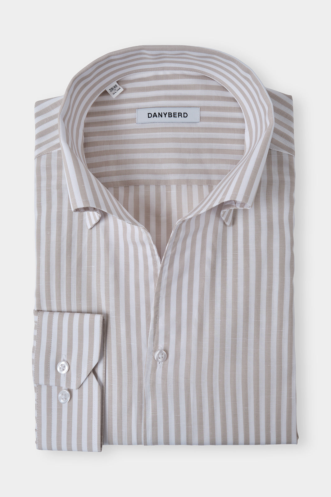Vue sur fond blanc d'une chemise col capri en coton et lin rayée couleur blanc et beige. Sur des tissus italiens en 66% coton 34% lin de chez Albini.