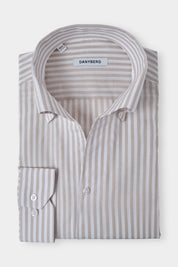 Vue sur fond blanc d'une chemise col capri en coton et lin rayée couleur blanc et beige. Sur des tissus italiens en 66% coton 34% lin de chez Albini.