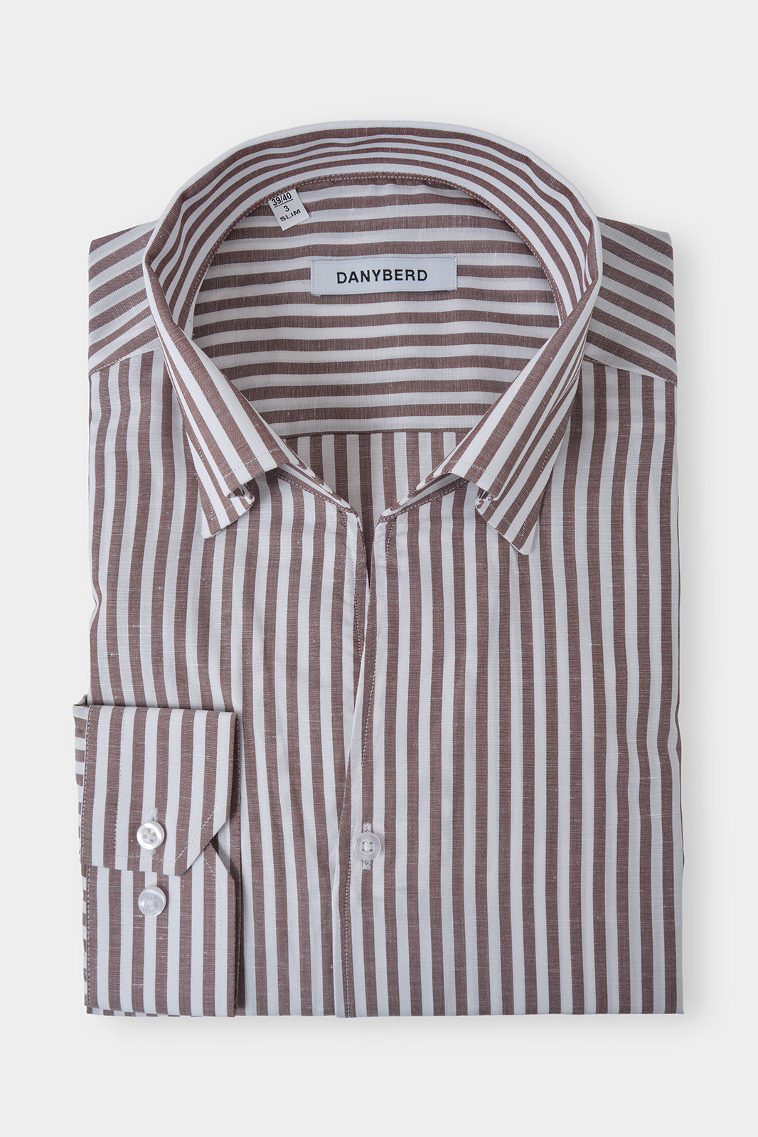 Vue sur fond blanc d'une chemise col capri en coton et lin rayée couleur blanc et marron. Sur des tissus italiens en 66% coton 34% lin de chez Albini.