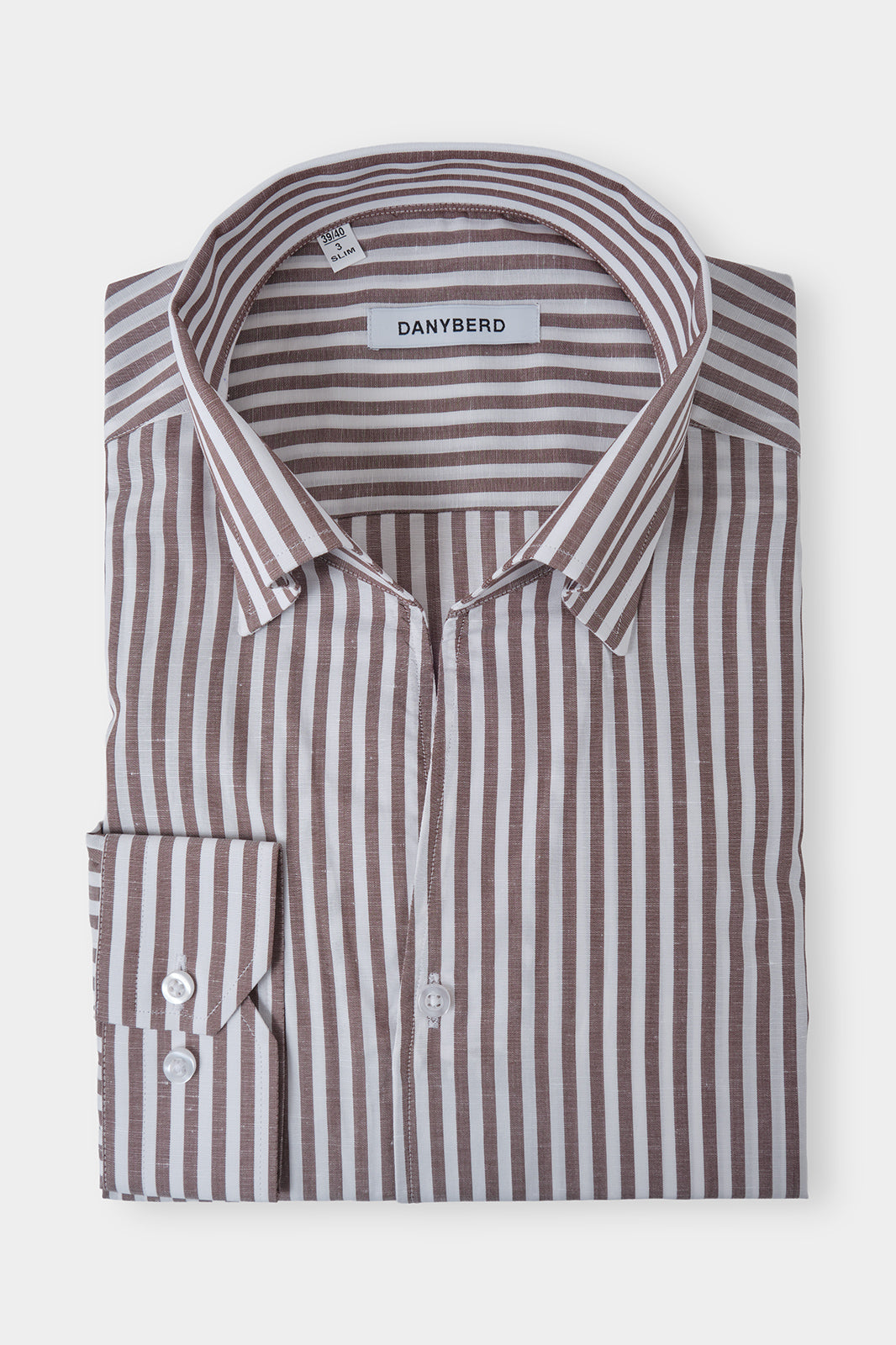 Vue sur fond blanc d'une chemise col capri en coton et lin rayée couleur blanc et marron. Sur des tissus italiens en 66% coton 34% lin de chez Albini.