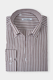 Vue sur fond blanc d'une chemise col capri en coton et lin rayée couleur blanc et marron. Sur des tissus italiens en 66% coton 34% lin de chez Albini.