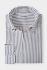 Vue sur fond blanc d'une chemise col capri en coton et lin rayée couleur blanc et grise. Sur des tissus italiens en 66% coton 34% lin de chez Albini.