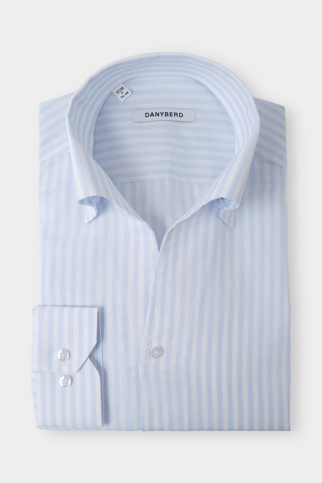 Vue sur fond blanc d'une chemise col capri en coton et lin rayé de couleur blanche et bleu. Tissu italien en 66% coton et 34% lin Albini.