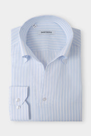 Vue sur fond blanc d'une chemise col capri en coton et lin rayé de couleur blanche et bleu. Tissu italien en 66% coton et 34% lin Albini.