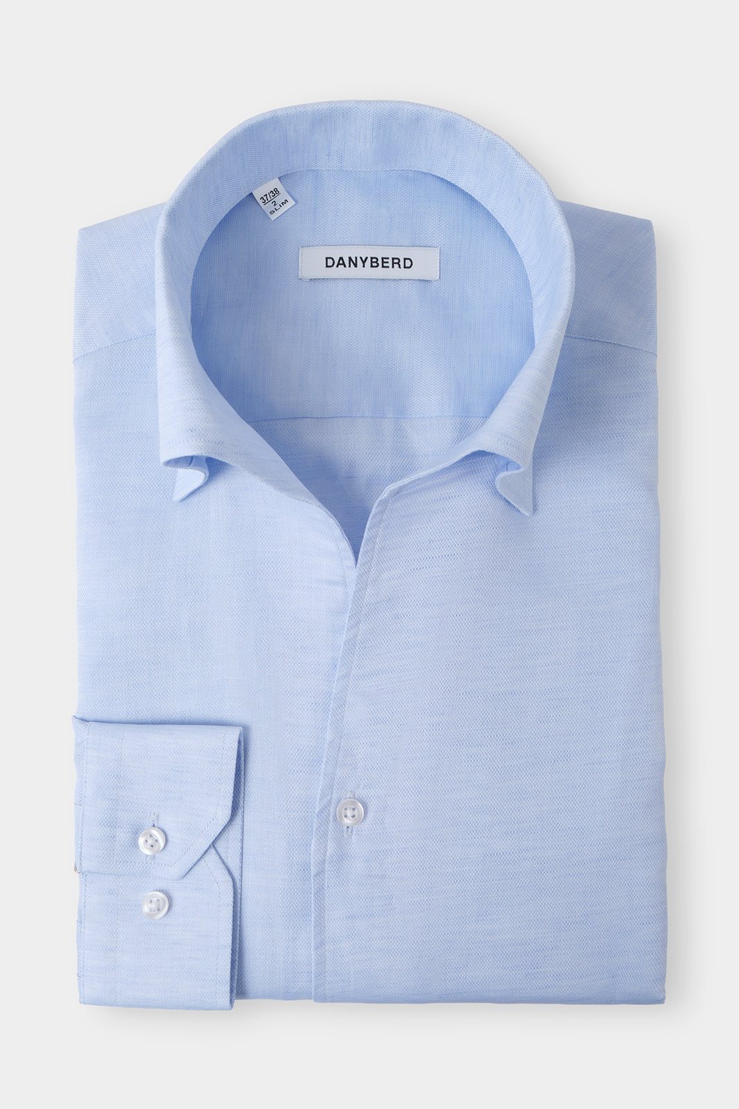 Vue sur fond blanc d'une chemise col capri en coton et lin de couleur Bleu. Tissu italien en 66% coton et 34% lin Albini.