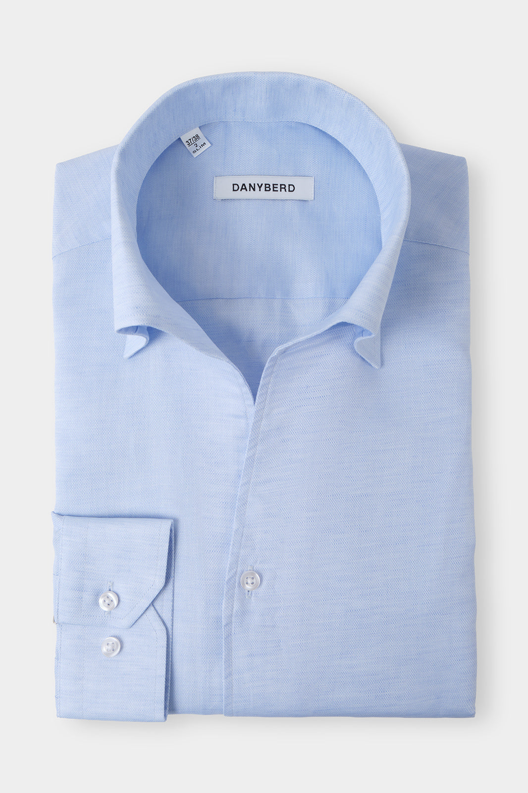 Vue sur fond blanc d'une chemise col capri en coton et lin de couleur Bleu. Tissu italien en 66% coton et 34% lin Albini.