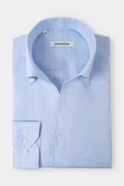 Vue sur fond blanc d'une chemise col capri en coton et lin de couleur Bleu. Tissu italien en 66% coton et 34% lin Albini.