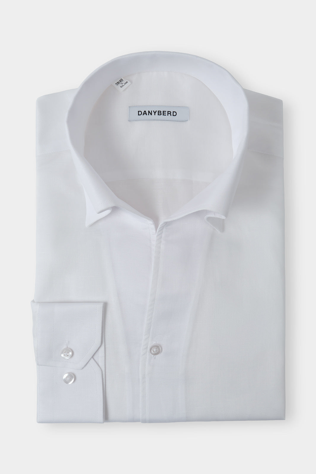 Vue sur fond blanc d'une chemise col Capri en coton et lin de couleur blanche. Tissu italien en 66% Coton 34% Lin de chez Albini.