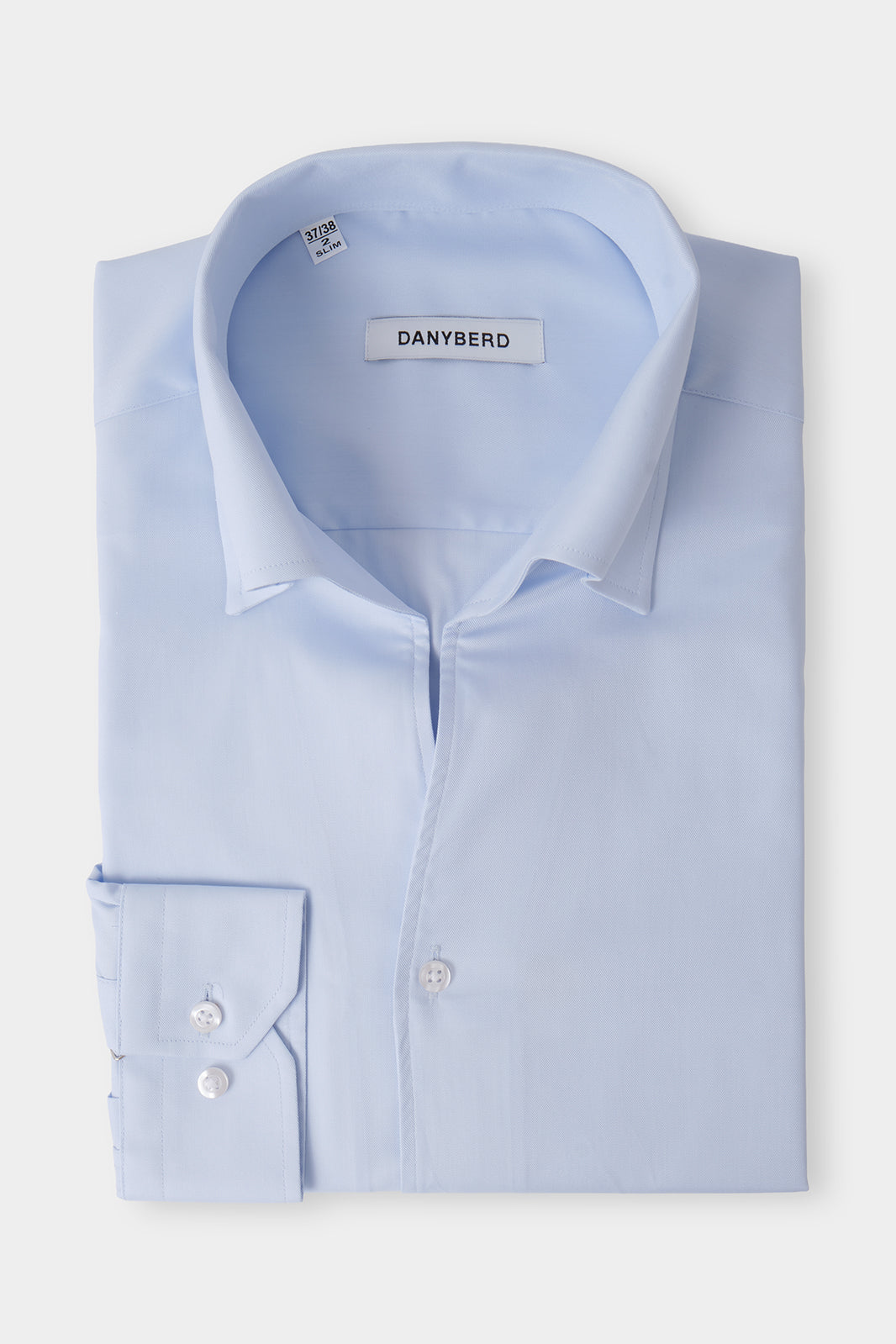 Vue sur fond blanc d'une chemise col indien avec boutonnage sous patte en couleur bleu ciel.