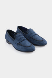 Découvrez nos mocassins marine, dotés d'une semelle lisse en cuir pour un confort absolu. Leur bout arrondi et leur style original en font un intemporel à porter avec tout, du jean au costume en passant par le joggpant.