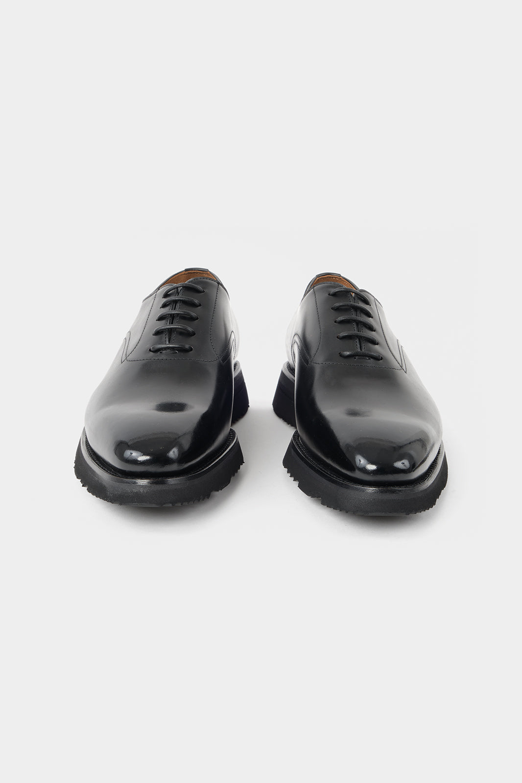 Vue sur fond blanc d'une paire de souliers à lacets en noir en 100% cuir 