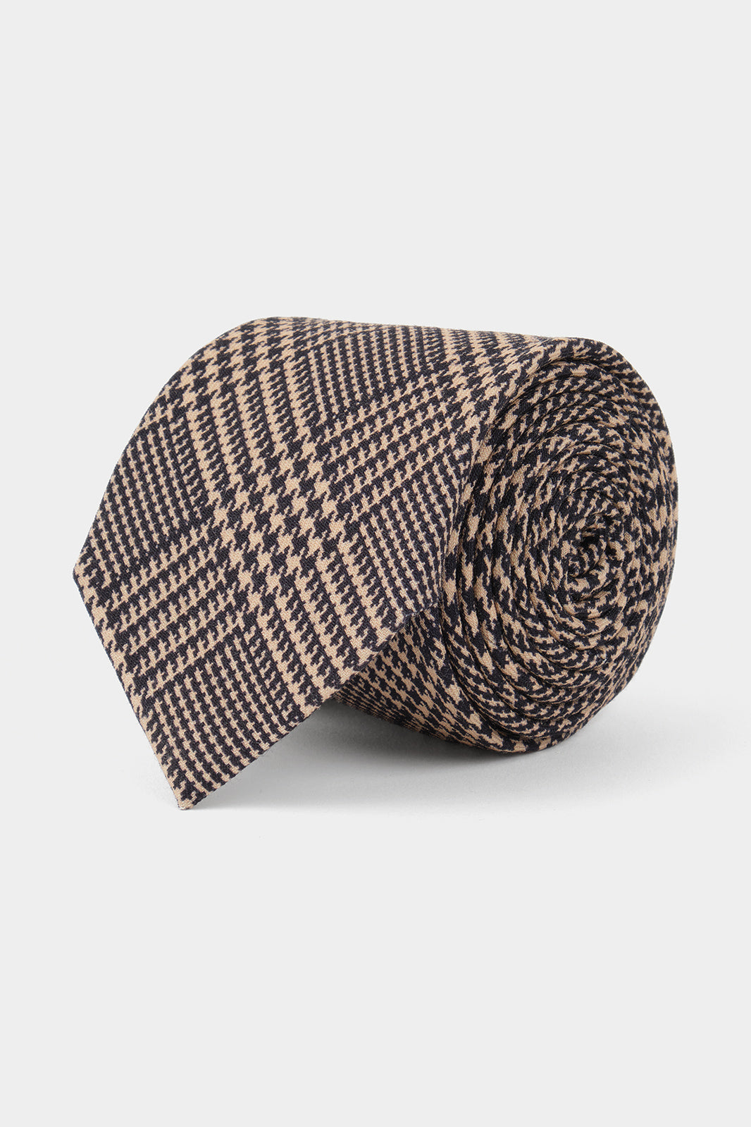 Vue sur fond blanc d'une cravate pour homme en 100% soie made in Italie imprimé princes de galles marine et beige.