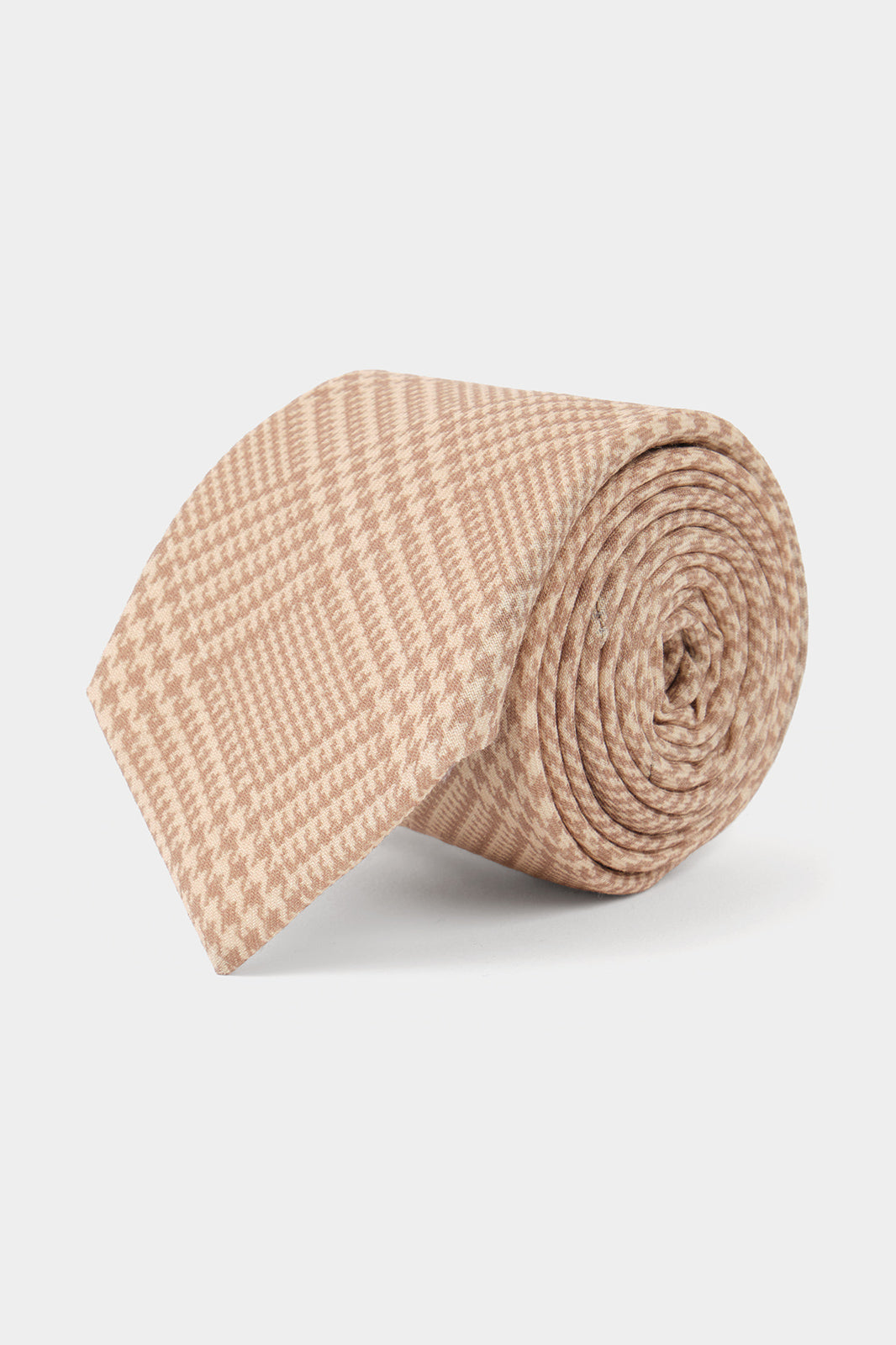 Vue sur fond blanc d'une cravate pour homme en 100% soie made in Italie imprimé princes de galles sable et camel.