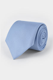 Vue sur fond blanc d'une cravate 100 % soie en bleu ciel