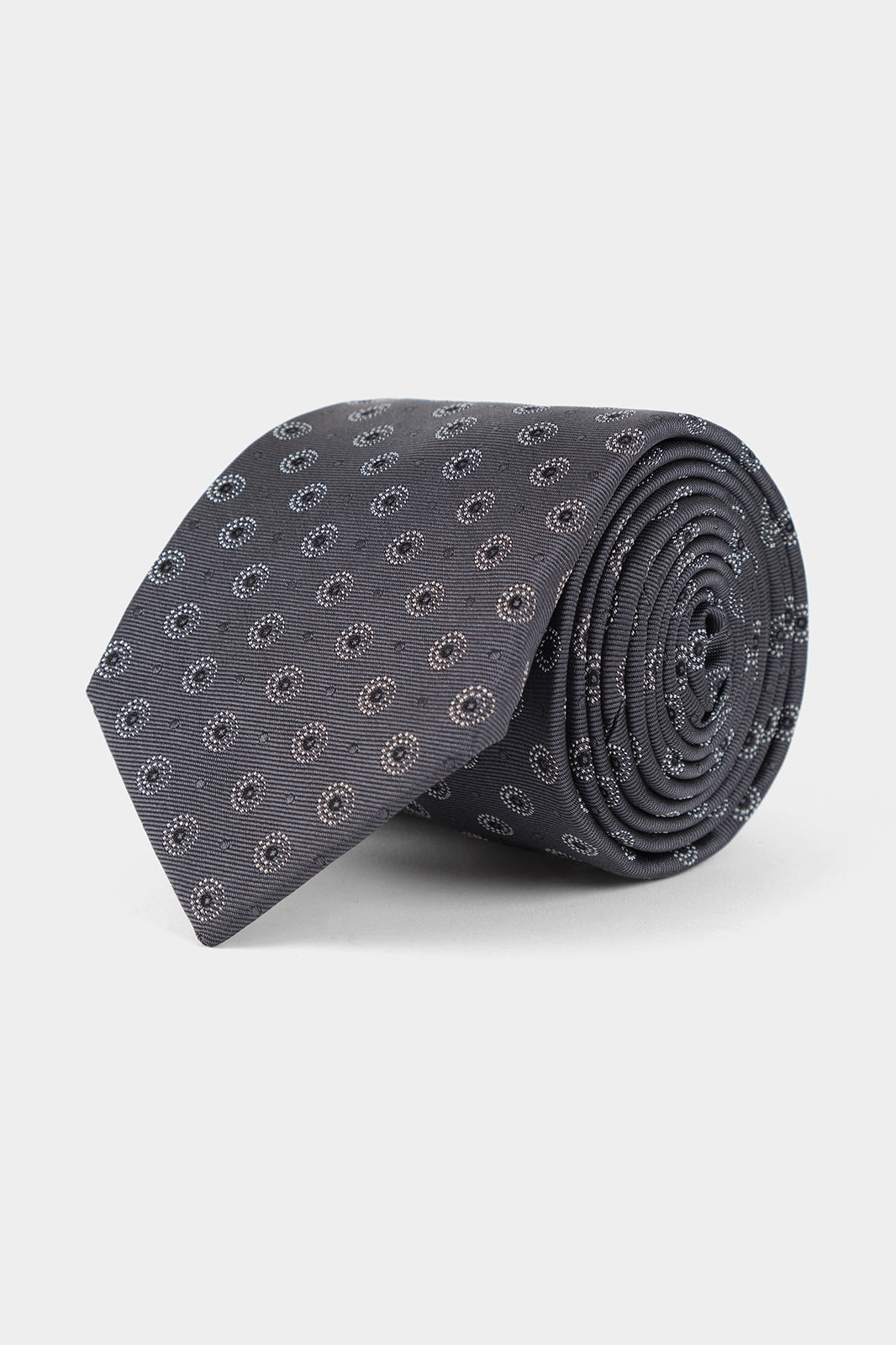 Vue sur fond blanc d'une cravate en 100% soie de couleur grise à motif rond.