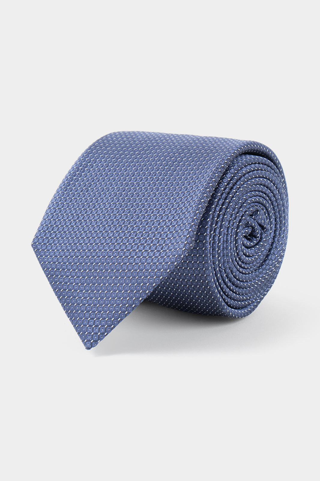 Vue sur fond blanc d'une cravate en soie en bleu