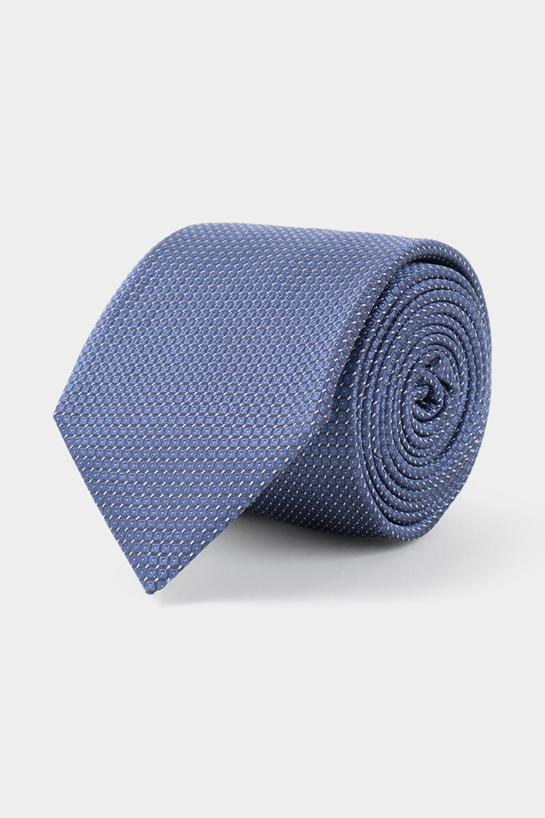 Vue sur fond blanc d'une cravate en soie en bleu