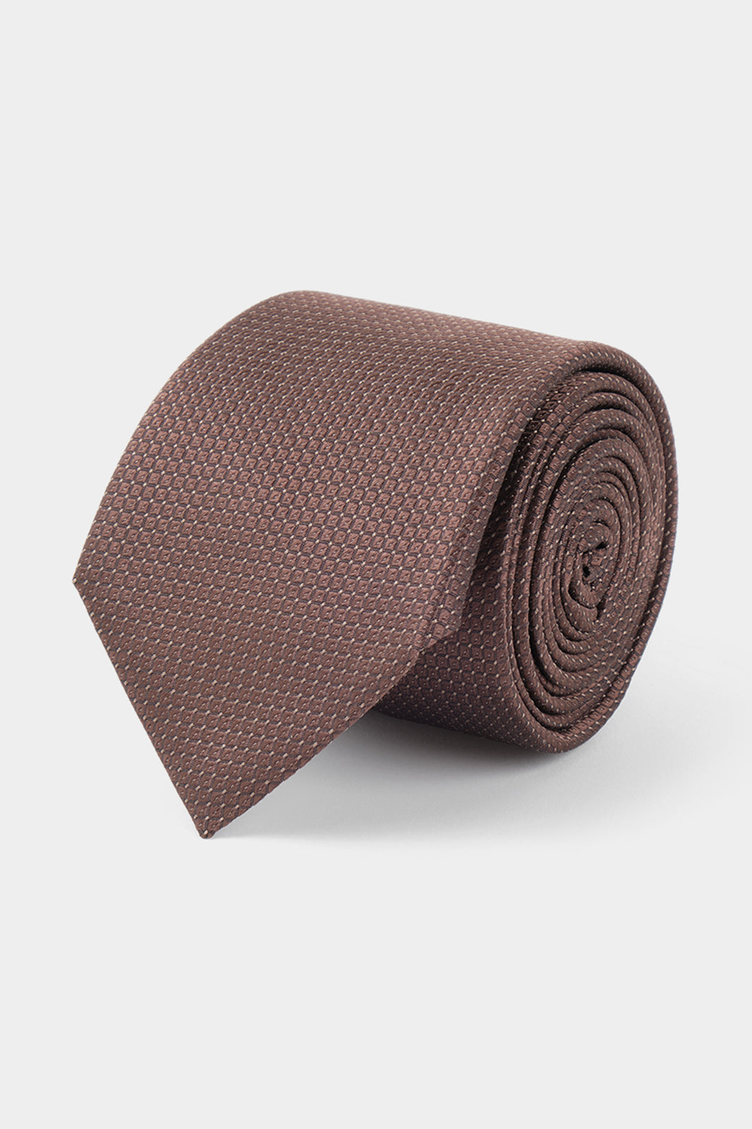 Vue sur fond blanc d'une cravate en soie marron