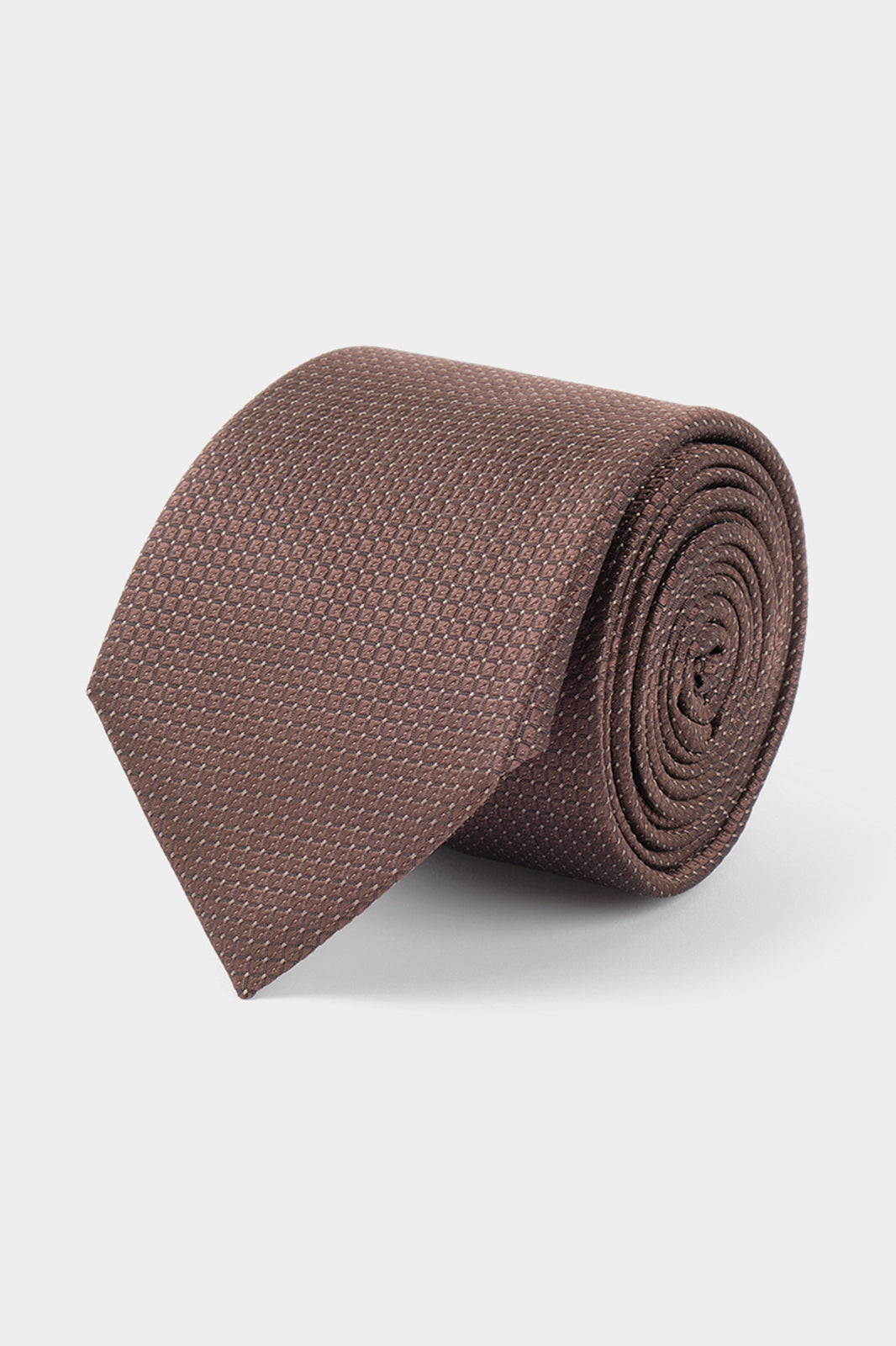 Vue sur fond blanc d'une cravate en soie marron