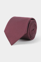 Vue sur fond blanc d'une cravate en soie en bordeaux