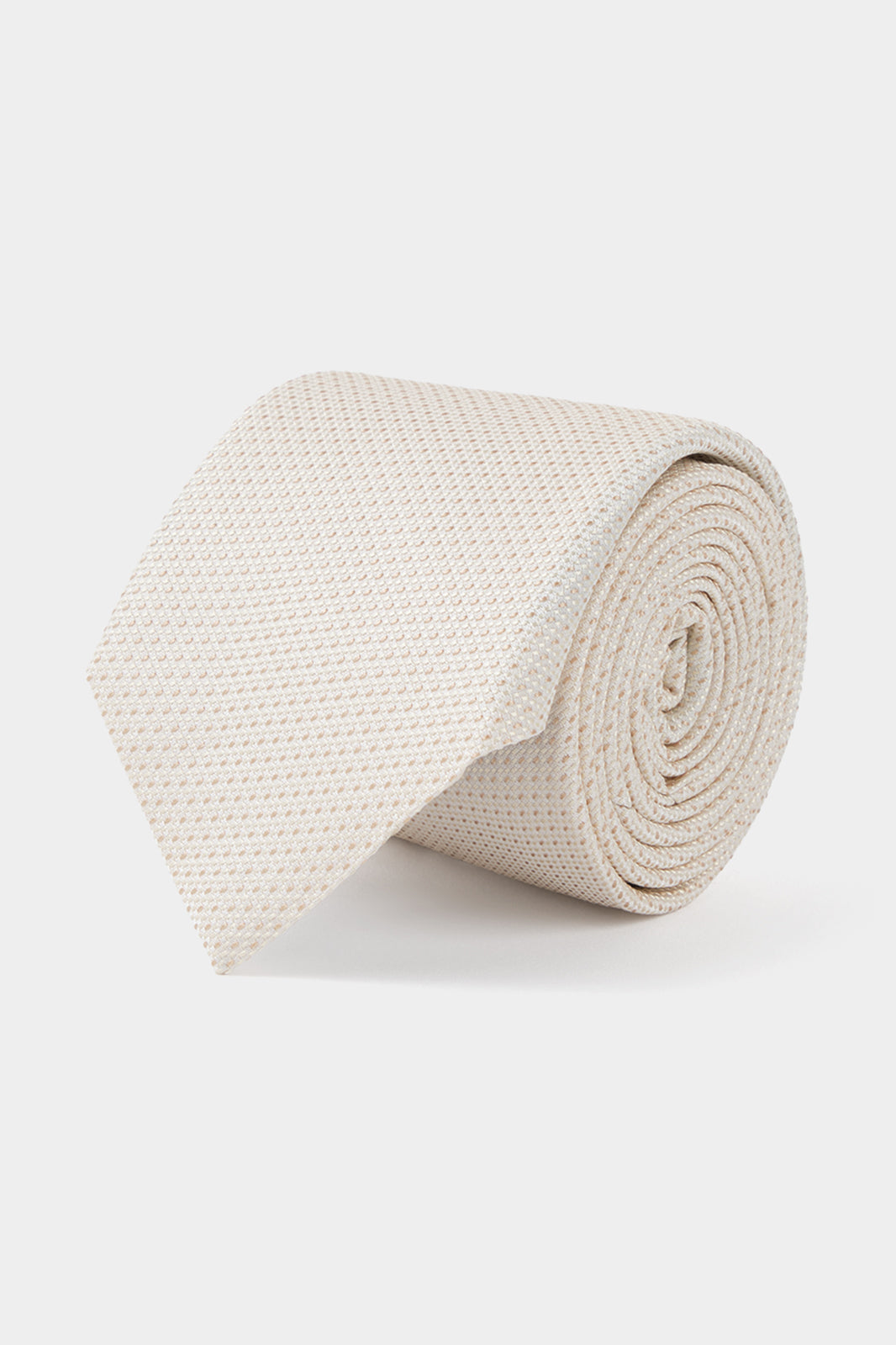 Vue sur fond blanc d'une cravate en soie en beige clair