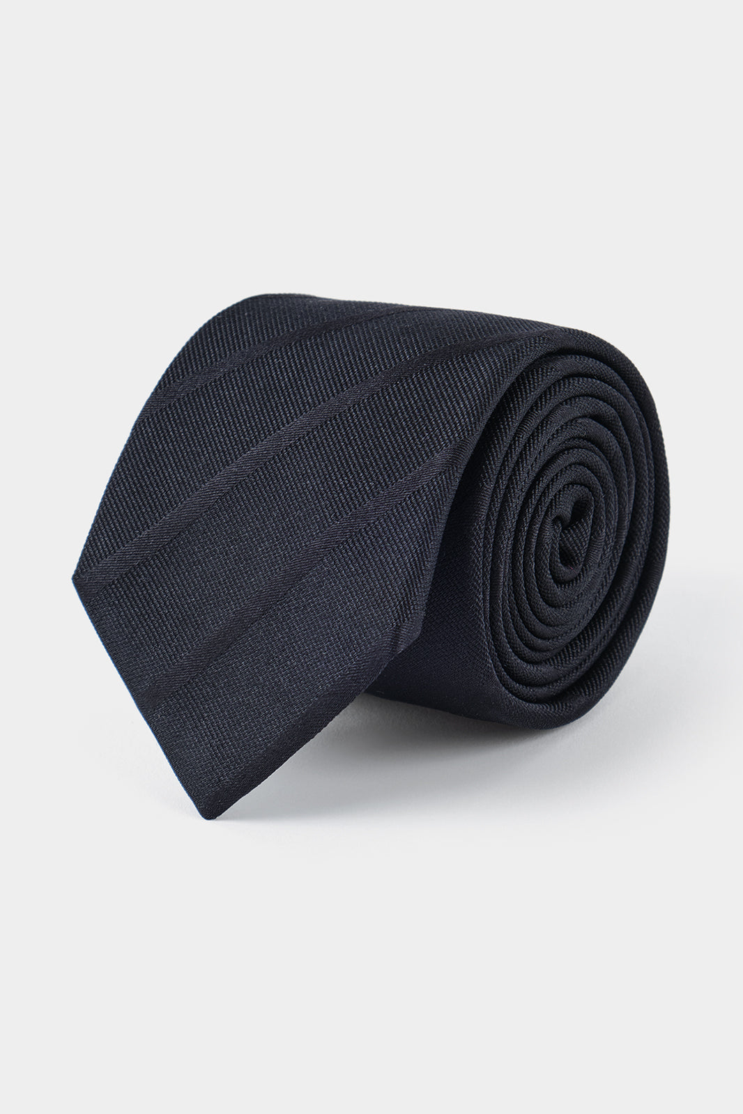 Vue sur fond blanc d'une cravate 100 % soie en noir à larges rayures