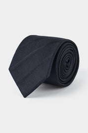 Vue sur fond blanc d'une cravate 100 % soie en noir à larges rayures