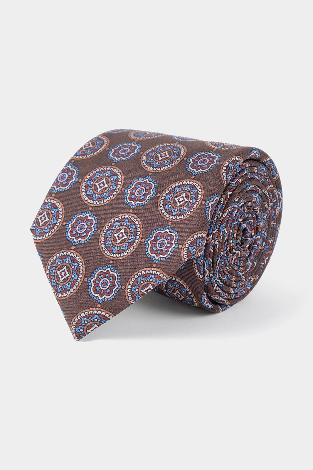 Vue sur fond blanc d'une cravate 100% soie en marron à motifs fleurs 