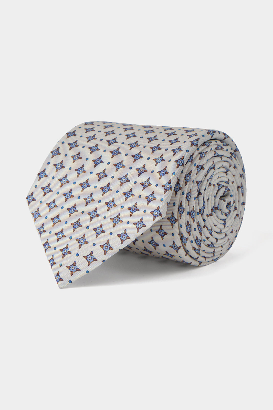 Vue sur fond blanc d'une cravate blanche à motifs floraux bleus et marron