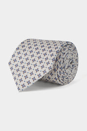 Vue sur fond blanc d'une cravate blanche à motifs floraux bleus et marron