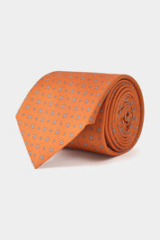 Cravate fabriquée en 100 % soie de couleur orange à motifs fleurs.