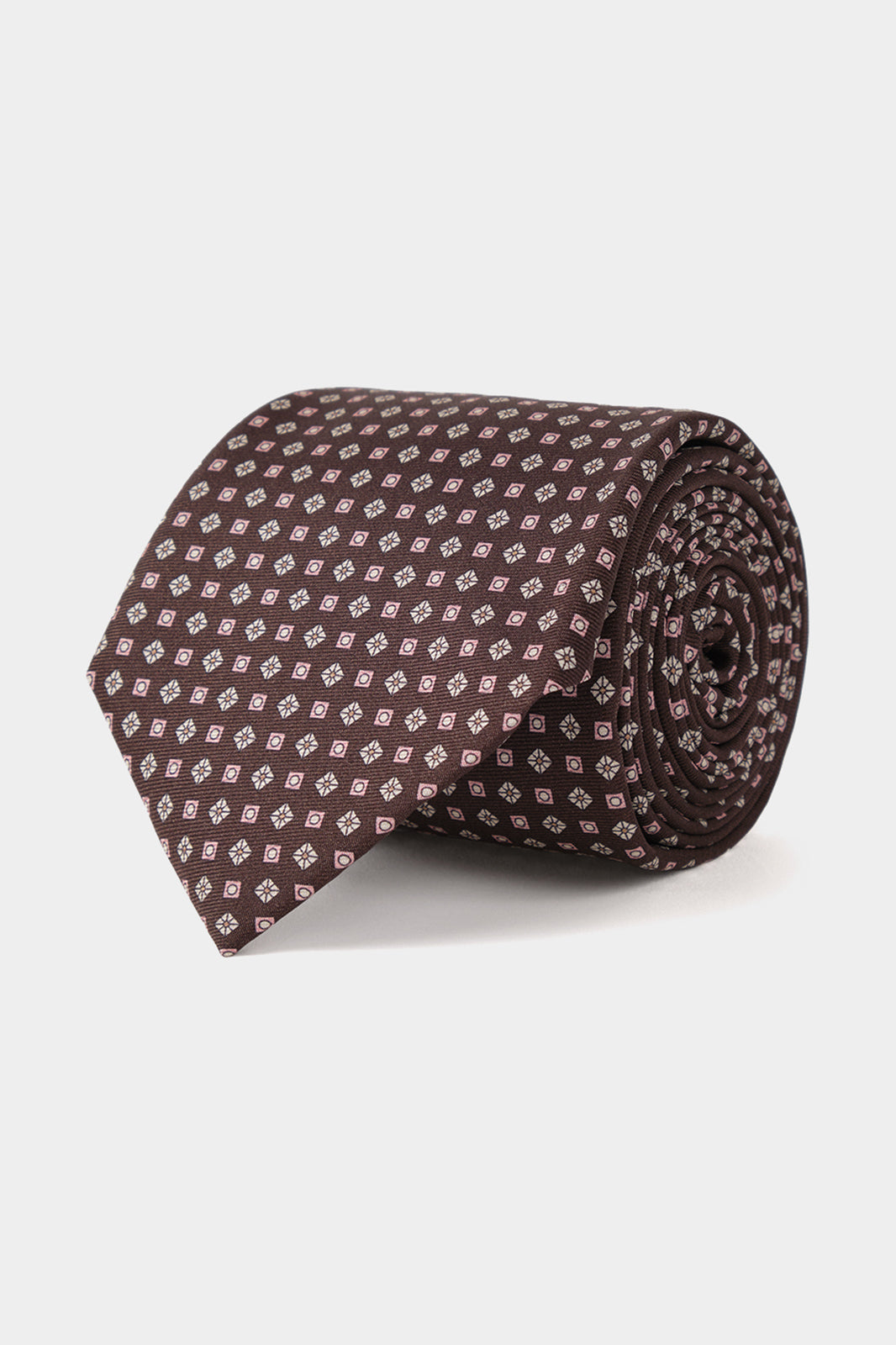 Cravate fabriquée en 100 % soie de couleur marron à motifs géométriques.