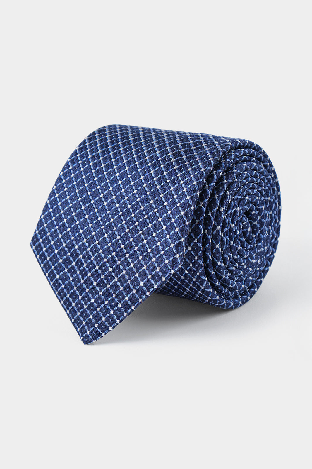 Vue sur fond blanc d'une cravate Bleu à motifs géométriques bleu ciel en soie