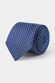 Vue sur fond blanc d'une cravate Bleu à motifs géométriques bleu ciel en soie